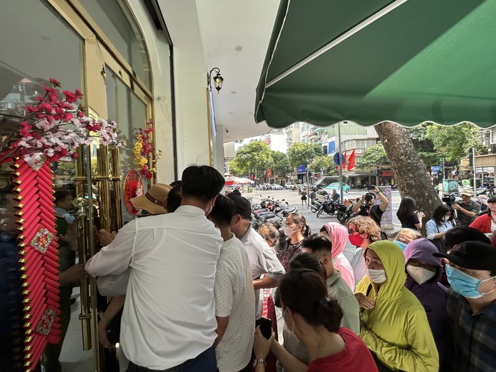 Người dân xếp hàng dài mua vàng SJC, ngân hàng chỉ giao dịch mỗi lượt 2 khách- Ảnh 7. Người dân xếp hàng dài mua vàng SJC, ngân hàng chỉ giao dịch mỗi lượt 2 khách- Ảnh 7.