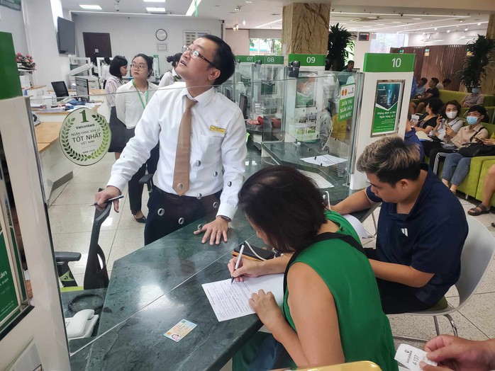 Người dân xếp hàng dài mua vàng SJC, ngân hàng chỉ giao dịch mỗi lượt 2 khách- Ảnh 10. Người dân xếp hàng dài mua vàng SJC, ngân hàng chỉ giao dịch mỗi lượt 2 khách- Ảnh 10.