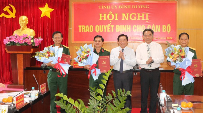 Bình Dương trao các quyết định nhân sự quan trọng
- Ảnh 1. Bình Dương trao các quyết định nhân sự quan trọng
- Ảnh 1.