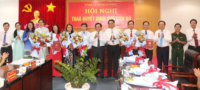 Bình Dương trao các quyết định nhân sự quan trọng
- Ảnh 2. Bình Dương trao các quyết định nhân sự quan trọng
- Ảnh 2.