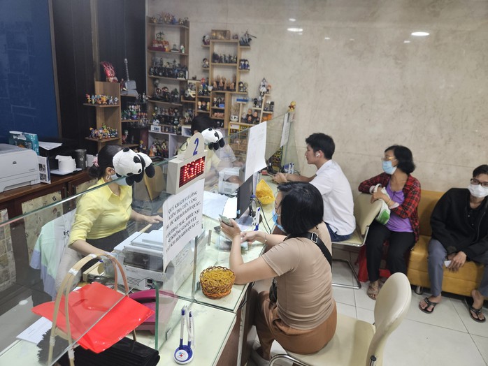 Nhiều điểm bán vàng miếng SJC ở TP HCM ngừng nhận khách sau 16 giờ- Ảnh 2. Nhiều điểm bán vàng miếng SJC ở TP HCM ngừng nhận khách sau 16 giờ- Ảnh 2.