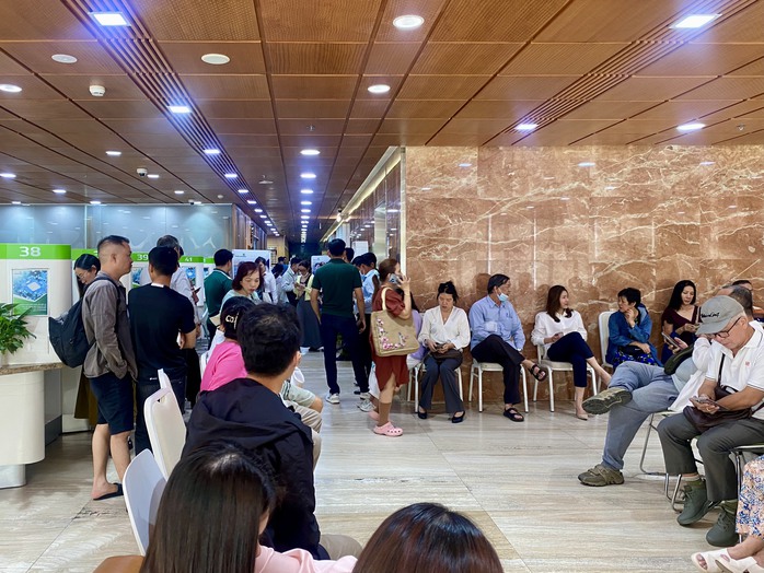 Nhiều điểm bán vàng miếng SJC ở TP HCM ngừng nhận khách sau 16 giờ- Ảnh 3. Nhiều điểm bán vàng miếng SJC ở TP HCM ngừng nhận khách sau 16 giờ- Ảnh 3.
