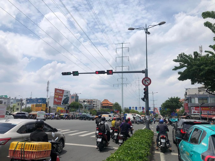 TP HCM: Xe cứu thương va chạm với xe máy, một người nguy kịch- Ảnh 2. TP HCM: Xe cứu thương va chạm với xe máy, một người nguy kịch- Ảnh 2.