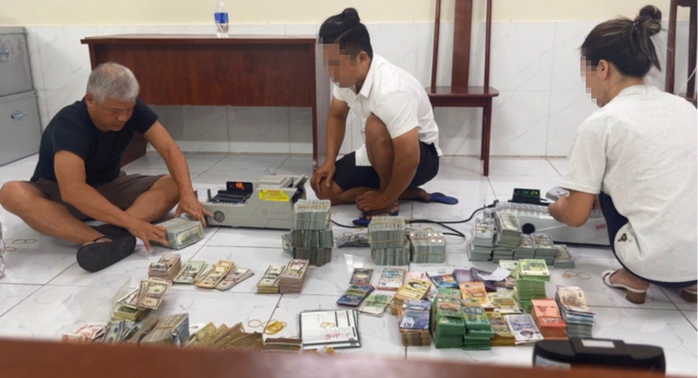 Đối tượng trong đường dây rửa tiền (trái) bị Công an TP HCM bắt.Ảnh: HẠNH NGUYÊN Đối tượng trong đường dây rửa tiền (trái) bị Công an TP HCM bắt.Ảnh: HẠNH NGUYÊN