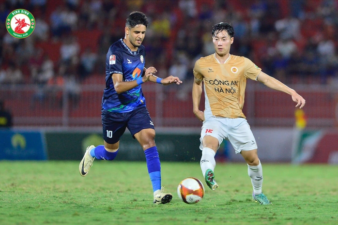 Đặng Văn Lâm so tài Nguyễn Filip trong ngày Bình Định lên ngôi á quân V-League- Ảnh 4. Đặng Văn Lâm so tài Nguyễn Filip trong ngày Bình Định lên ngôi á quân V-League- Ảnh 4.