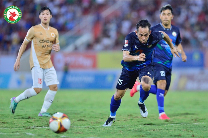 Đặng Văn Lâm so tài Nguyễn Filip trong ngày Bình Định lên ngôi á quân V-League- Ảnh 3. Đặng Văn Lâm so tài Nguyễn Filip trong ngày Bình Định lên ngôi á quân V-League- Ảnh 3.