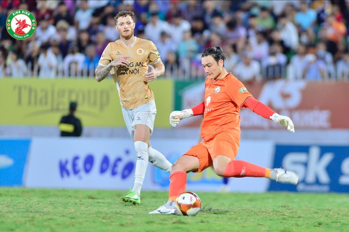 Đặng Văn Lâm so tài Nguyễn Filip trong ngày Bình Định lên ngôi á quân V-League- Ảnh 1. Đặng Văn Lâm so tài Nguyễn Filip trong ngày Bình Định lên ngôi á quân V-League- Ảnh 1.