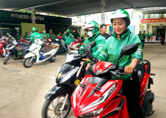 Nhọc nhằn nữ xe ôm công nghệ- Ảnh 1. Nhọc nhằn nữ xe ôm công nghệ- Ảnh 1.