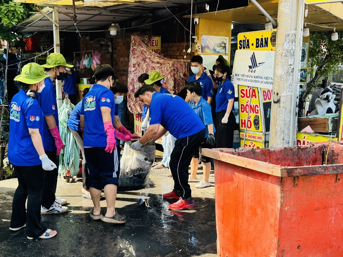 Tuổi trẻ quận Tân Bình dọn sạch 10 tấn rác trong sáng chủ nhật - Ảnh 3. Tuổi trẻ quận Tân Bình dọn sạch 10 tấn rác trong sáng chủ nhật - Ảnh 3.