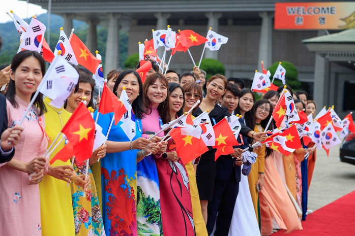 Thủ tướng Phạm Minh Chính và Phu nhân tới Seoul, bắt đầu thăm Hàn Quốc- Ảnh 12.