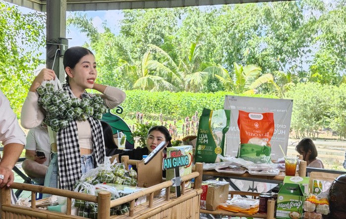 Lần đầu tiên nông dân An Giang chứng kiến hàng chục TikToker nổi tiếng cùng livestream bán hàng OCOP- Ảnh 2. Lần đầu tiên nông dân An Giang chứng kiến hàng chục TikToker nổi tiếng cùng livestream bán hàng OCOP- Ảnh 2.
