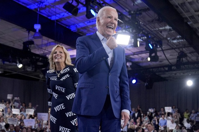 Tổng thống Joe Biden và đệ nhất phu nhân Jill Biden tại một cuộc vận động tranh cử vào thứ sáu tại Raleigh bang Bắc Carolina. Ảnh: Fortune Tổng thống Joe Biden và đệ nhất phu nhân Jill Biden tại một cuộc vận động tranh cử vào thứ sáu tại Raleigh bang Bắc Carolina. Ảnh: Fortune