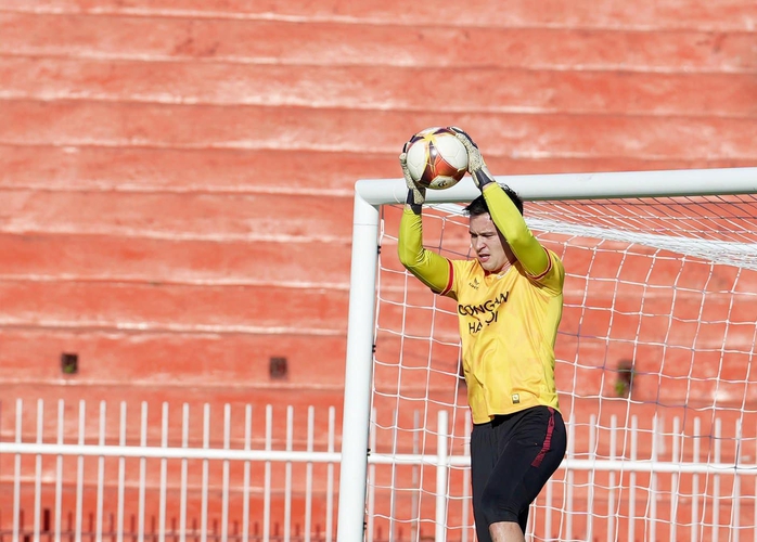 Đặng Văn Lâm so tài Nguyễn Filip trong ngày Bình Định lên ngôi á quân V-League- Ảnh 2. Đặng Văn Lâm so tài Nguyễn Filip trong ngày Bình Định lên ngôi á quân V-League- Ảnh 2.