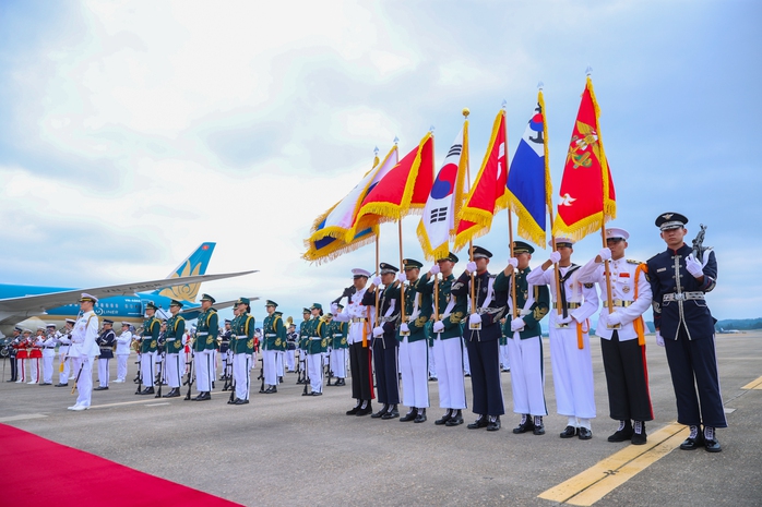 Thủ tướng Phạm Minh Chính và Phu nhân tới Seoul, bắt đầu thăm Hàn Quốc- Ảnh 4.