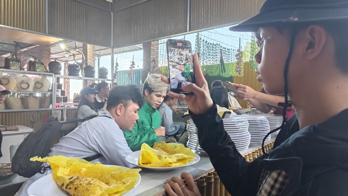 Lần đầu tiên nông dân An Giang chứng kiến hàng chục TikToker nổi tiếng cùng livestream bán hàng OCOP- Ảnh 8. Lần đầu tiên nông dân An Giang chứng kiến hàng chục TikToker nổi tiếng cùng livestream bán hàng OCOP- Ảnh 8.