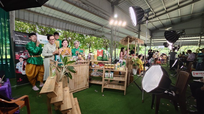Lần đầu tiên nông dân An Giang chứng kiến hàng chục TikToker nổi tiếng cùng livestream bán hàng OCOP- Ảnh 1. Lần đầu tiên nông dân An Giang chứng kiến hàng chục TikToker nổi tiếng cùng livestream bán hàng OCOP- Ảnh 1.