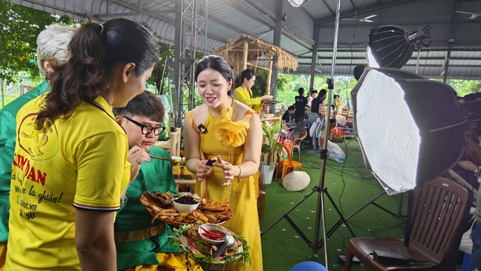 Lần đầu tiên nông dân An Giang chứng kiến hàng chục TikToker nổi tiếng cùng livestream bán hàng OCOP- Ảnh 5. Lần đầu tiên nông dân An Giang chứng kiến hàng chục TikToker nổi tiếng cùng livestream bán hàng OCOP- Ảnh 5.