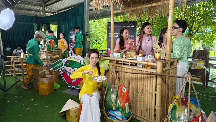 Lần đầu tiên nông dân An Giang chứng kiến hàng chục TikToker nổi tiếng cùng livestream bán hàng OCOP- Ảnh 6. Lần đầu tiên nông dân An Giang chứng kiến hàng chục TikToker nổi tiếng cùng livestream bán hàng OCOP- Ảnh 6.