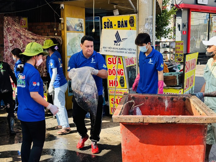 Tuổi trẻ quận Tân Bình dọn sạch 10 tấn rác trong sáng chủ nhật - Ảnh 4. Tuổi trẻ quận Tân Bình dọn sạch 10 tấn rác trong sáng chủ nhật - Ảnh 4.