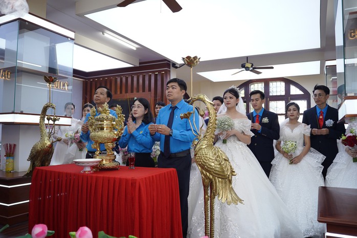Sự kiện "trong mơ" của các cặp đôi chưa có điều kiện tổ chức lễ cưới ở Bình Dương - Ảnh 7. Sự kiện "trong mơ" của các cặp đôi chưa có điều kiện tổ chức lễ cưới ở Bình Dương - Ảnh 7.