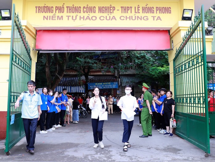 Thí sinh "đặc biệt" đi thi vào lớp 10 bằng xe cứu thương- Ảnh 1. Thí sinh "đặc biệt" đi thi vào lớp 10 bằng xe cứu thương- Ảnh 1.