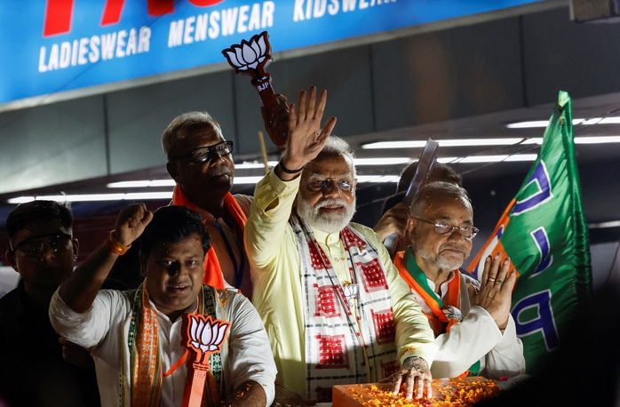 Áp phích của Thủ tướng Narendra Modi tại trụ sở của Đảng Nhân dân Ấn Độ ở TP Gandhinagar, bang Gujarat hôm 4-6 Ảnh: REUTERS Áp phích của Thủ tướng Narendra Modi tại trụ sở của Đảng Nhân dân Ấn Độ ở TP Gandhinagar, bang Gujarat hôm 4-6 Ảnh: REUTERS