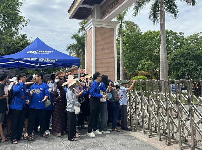 Phụ huynh khấn vái, rải tiền lẻ khắp cổng trường cầu con đậu vào lớp 10, gây phản cảm- Ảnh 1. Phụ huynh khấn vái, rải tiền lẻ khắp cổng trường cầu con đậu vào lớp 10, gây phản cảm- Ảnh 1.