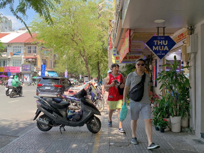 Vỉa hè đường Lê Thánh Tôn, phường Bến Thành, quận 1, TP HCM Ảnh: ÁI MY Vỉa hè đường Lê Thánh Tôn, phường Bến Thành, quận 1, TP HCM Ảnh: ÁI MY