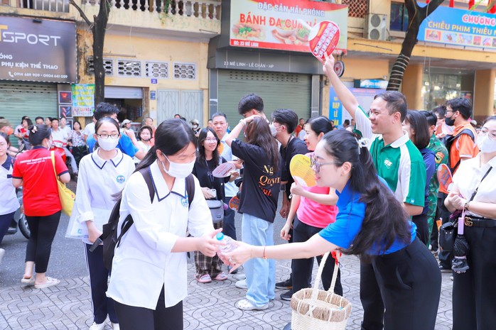 Thí sinh "đặc biệt" đi thi vào lớp 10 bằng xe cứu thương- Ảnh 2. Thí sinh "đặc biệt" đi thi vào lớp 10 bằng xe cứu thương- Ảnh 2.