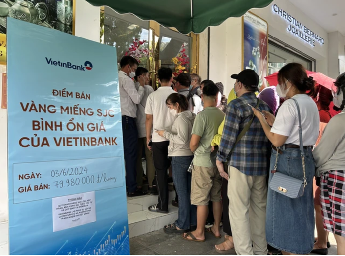 Ngân hàng Nhà nước: Giá bán vàng có thể còn giảm, người dân cần thận trọng- Ảnh 1. Ngân hàng Nhà nước: Giá bán vàng có thể còn giảm, người dân cần thận trọng- Ảnh 1.