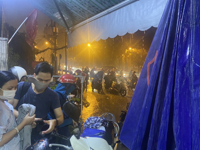 Một số nơi ở TP HCM bất ngờ hứng mưa, nhiều người không kịp trở tay- Ảnh 1. Một số nơi ở TP HCM bất ngờ hứng mưa, nhiều người không kịp trở tay- Ảnh 1.