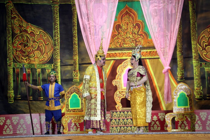 Sân khấu dù kê Sóc Trăng tham dự Làng Văn hóa - Du lịch- Ảnh 1. Sân khấu dù kê Sóc Trăng tham dự Làng Văn hóa - Du lịch- Ảnh 1.