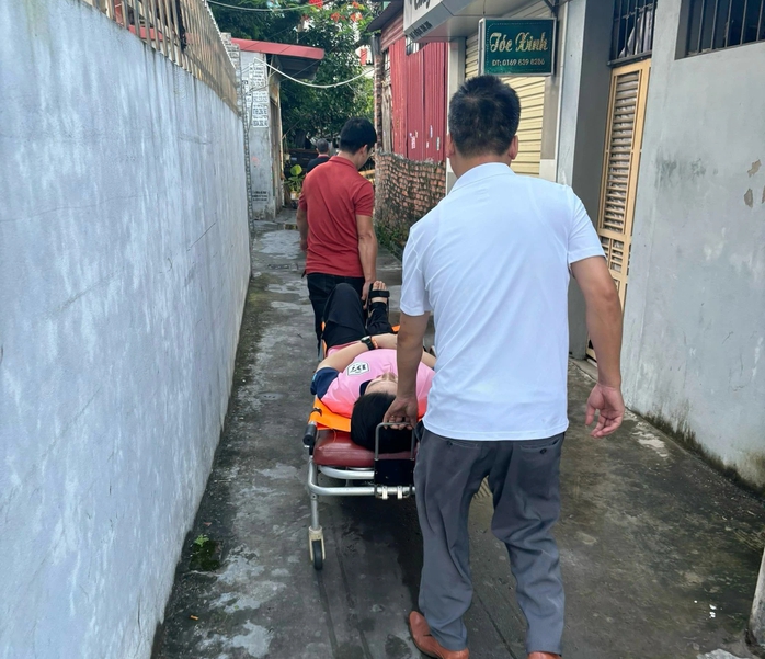 Thí sinh "đặc biệt" đi thi vào lớp 10 bằng xe cứu thương- Ảnh 4. Thí sinh "đặc biệt" đi thi vào lớp 10 bằng xe cứu thương- Ảnh 4.
