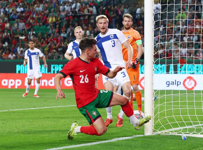 Sao Man United giúp Bồ Đào Nha thắng đậm giao hữu trước Phần Lan- Ảnh 3. Sao Man United giúp Bồ Đào Nha thắng đậm giao hữu trước Phần Lan- Ảnh 3.