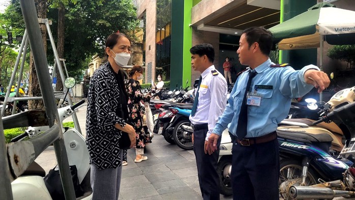 VIDEO: 9 giờ sáng, ngân hàng đã hết số, đi 2 ngày không mua được vàng SJC- Ảnh 2. VIDEO: 9 giờ sáng, ngân hàng đã hết số, đi 2 ngày không mua được vàng SJC- Ảnh 2.