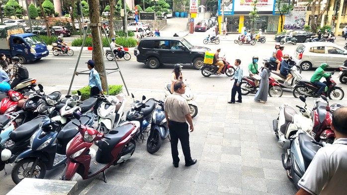 VIDEO: 9 giờ sáng, ngân hàng đã hết số, đi 2 ngày không mua được vàng SJC- Ảnh 1. VIDEO: 9 giờ sáng, ngân hàng đã hết số, đi 2 ngày không mua được vàng SJC- Ảnh 1.