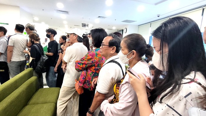 VIDEO: 9 giờ sáng, ngân hàng đã hết số, đi 2 ngày không mua được vàng SJC- Ảnh 3. VIDEO: 9 giờ sáng, ngân hàng đã hết số, đi 2 ngày không mua được vàng SJC- Ảnh 3.