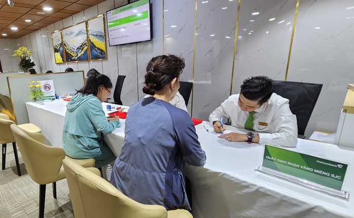 Giá vàng lập đỉnh, người dân phản ánh khó mua, Ngân hàng Nhà nước nói gì?- Ảnh 1. Giá vàng lập đỉnh, người dân phản ánh khó mua, Ngân hàng Nhà nước nói gì?- Ảnh 1.