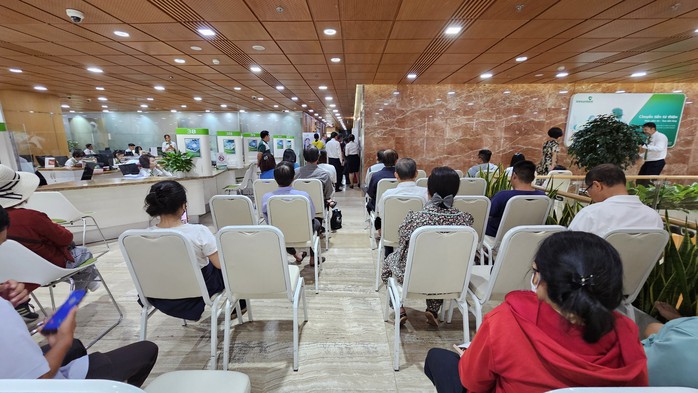 Một ngân hàng vừa tăng thêm điểm bán vàng miếng SJC để giảm quá tải- Ảnh 1. Một ngân hàng vừa tăng thêm điểm bán vàng miếng SJC để giảm quá tải- Ảnh 1.