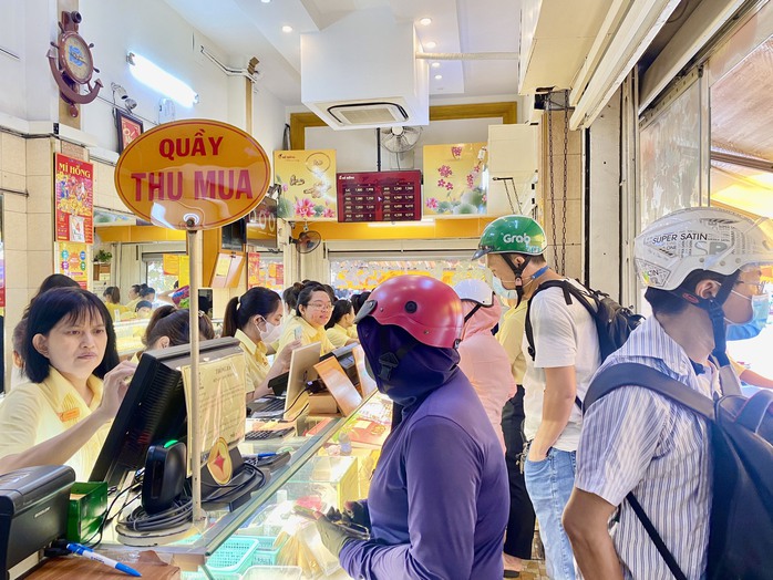 Giá vàng miếng SJC giảm thêm 1 triệu đồng, người mua ở cửa hàng thưa thớt- Ảnh 1. Giá vàng miếng SJC giảm thêm 1 triệu đồng, người mua ở cửa hàng thưa thớt- Ảnh 1.