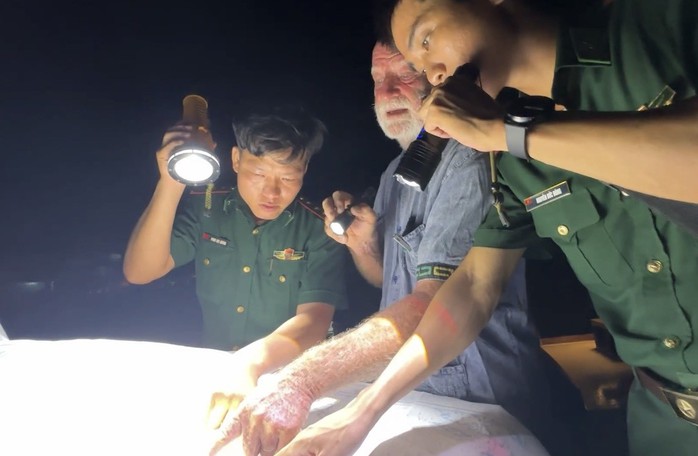 Một người Mỹ cùng thuyền buồm trôi dạt trên biển Quảng Ngãi - Ảnh 2. Một người Mỹ cùng thuyền buồm trôi dạt trên biển Quảng Ngãi - Ảnh 2.