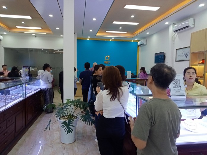 Chen chân mua vàng miếng SJC, nhiều người đang lỗ nặng- Ảnh 1. Chen chân mua vàng miếng SJC, nhiều người đang lỗ nặng- Ảnh 1.