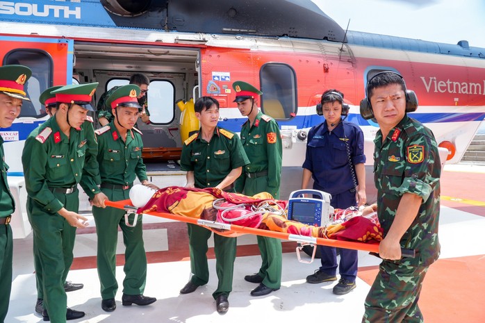 Ngư dân bị tai nạn đứt lìa cánh tay được cấp cứu bằng trực thăng- Ảnh 4. Ngư dân bị tai nạn đứt lìa cánh tay được cấp cứu bằng trực thăng- Ảnh 4.