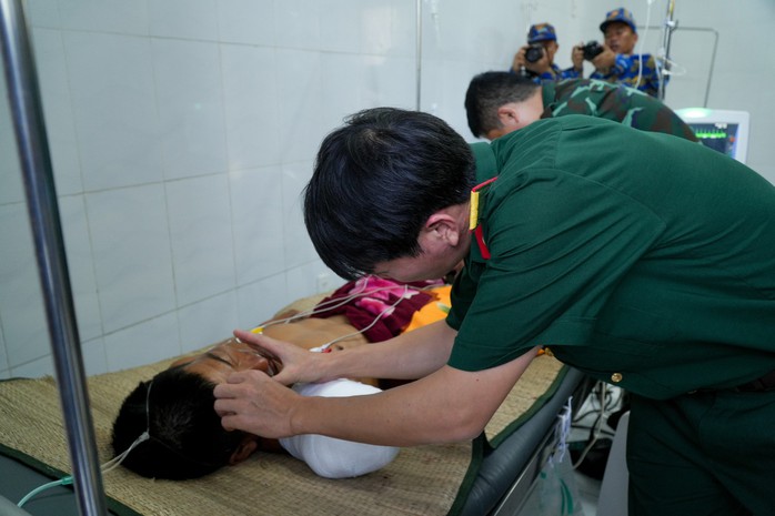 Ngư dân bị tai nạn đứt lìa cánh tay được cấp cứu bằng trực thăng- Ảnh 2. Ngư dân bị tai nạn đứt lìa cánh tay được cấp cứu bằng trực thăng- Ảnh 2.