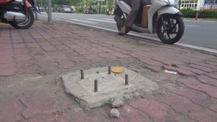 Hai mối nguy trên đường- Ảnh 1. Hai mối nguy trên đường- Ảnh 1.