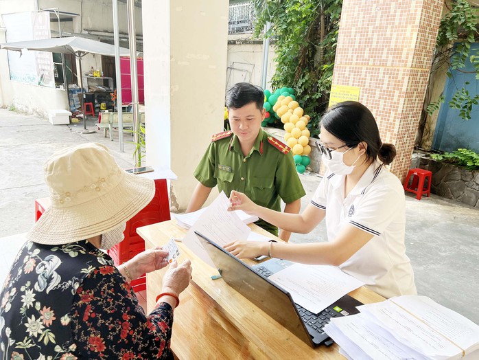 BHXH quận 3 phối hợp cùng công an quận, bưu điện, ngân hàng triển khai thanh toán không dùng tiền mặt đến các cô chú hưu trí BHXH quận 3 phối hợp cùng công an quận, bưu điện, ngân hàng triển khai thanh toán không dùng tiền mặt đến các cô chú hưu trí