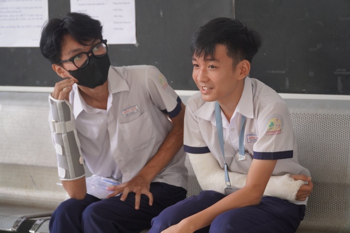 Thi lớp 10 tại TP HCM: Nữ sinh gặp tai nạn gãy sống lưng sẽ nằm thi ở phòng riêng- Ảnh 6. Thi lớp 10 tại TP HCM: Nữ sinh gặp tai nạn gãy sống lưng sẽ nằm thi ở phòng riêng- Ảnh 6.