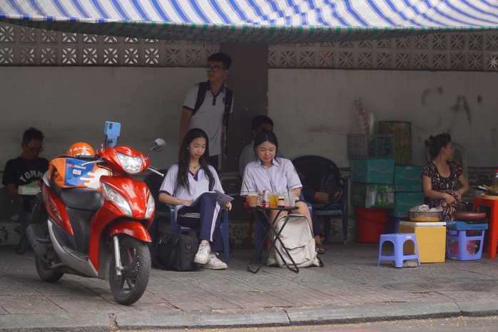 Hình ảnh thí sinh hồi hộp làm thủ tục dự thi lớp 10 tại TP HCM- Ảnh 1.