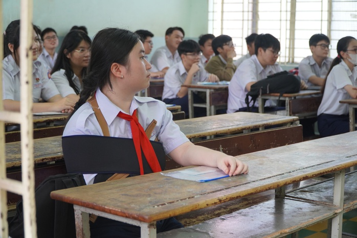 Thi lớp 10 tại TP HCM: Nữ sinh gặp tai nạn gãy sống lưng sẽ nằm thi ở phòng riêng- Ảnh 7. Thi lớp 10 tại TP HCM: Nữ sinh gặp tai nạn gãy sống lưng sẽ nằm thi ở phòng riêng- Ảnh 7.