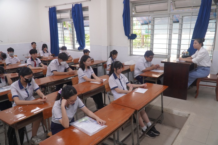 Thi lớp 10 tại TP HCM: Nữ sinh gặp tai nạn gãy sống lưng sẽ nằm thi ở phòng riêng- Ảnh 5. Thi lớp 10 tại TP HCM: Nữ sinh gặp tai nạn gãy sống lưng sẽ nằm thi ở phòng riêng- Ảnh 5.